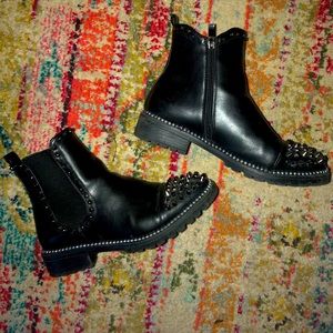 3/$30 🌻🌻 Black studded boots